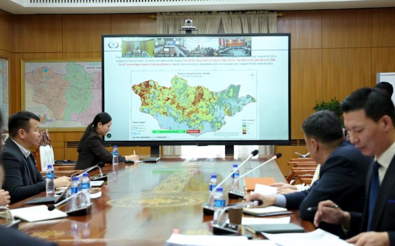 Өвөлжилт хүндэрч эхэлсэн аймгуудад улсын нөөцөөс өвс тэжээл хүргүүлж эхэлжээ